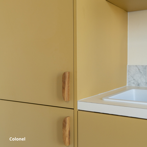 Panneau de finition de cuisine jaune moutarde coloris "Colonel" Studio Couleur, caissons Ikea Metod. Poignées bois.