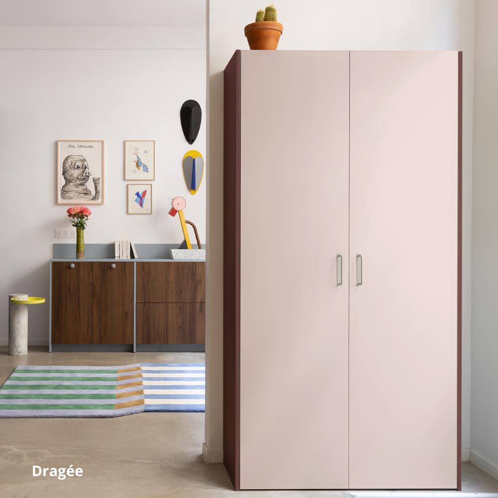 Armoire Ikea Pax aux portes roses et côtés de finition bordeaux