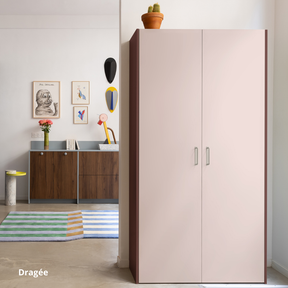 Armoire Ikea Pax aux portes roses et côtés de finition bordeaux
