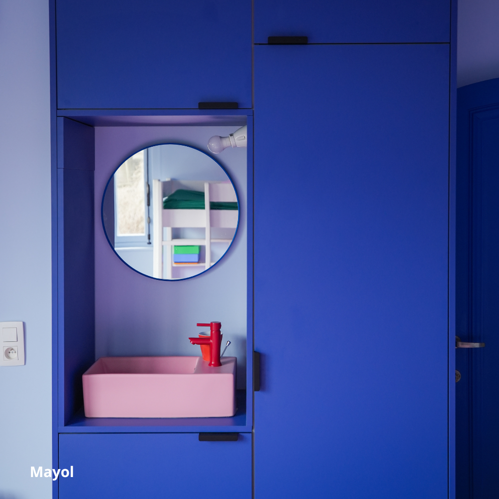 Petit meuble de rangement toute hauteur bleu électrique, coloris "Mayol" Studio Couleur, avec un espace lave mains et miroir, posé sur des caissons Ikea Metod. Vasque rose et mitigeur rouge.