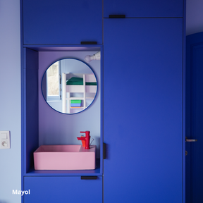 Petit meuble de rangement toute hauteur bleu électrique, coloris "Mayol" Studio Couleur, avec un espace lave mains et miroir, posé sur des caissons Ikea Metod. Vasque rose et mitigeur rouge.
