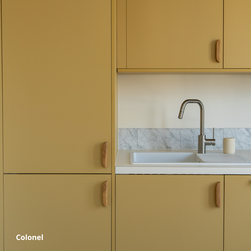 Petite cuisine linéaire jaune moutarde coloris "Colonel" Studio Couleur, caissons Ikea Metod. Poignées bois.