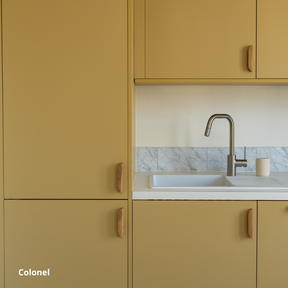 Petite cuisine linéaire jaune moutarde coloris "Colonel" Studio Couleur, caissons Ikea Metod. Poignées bois.