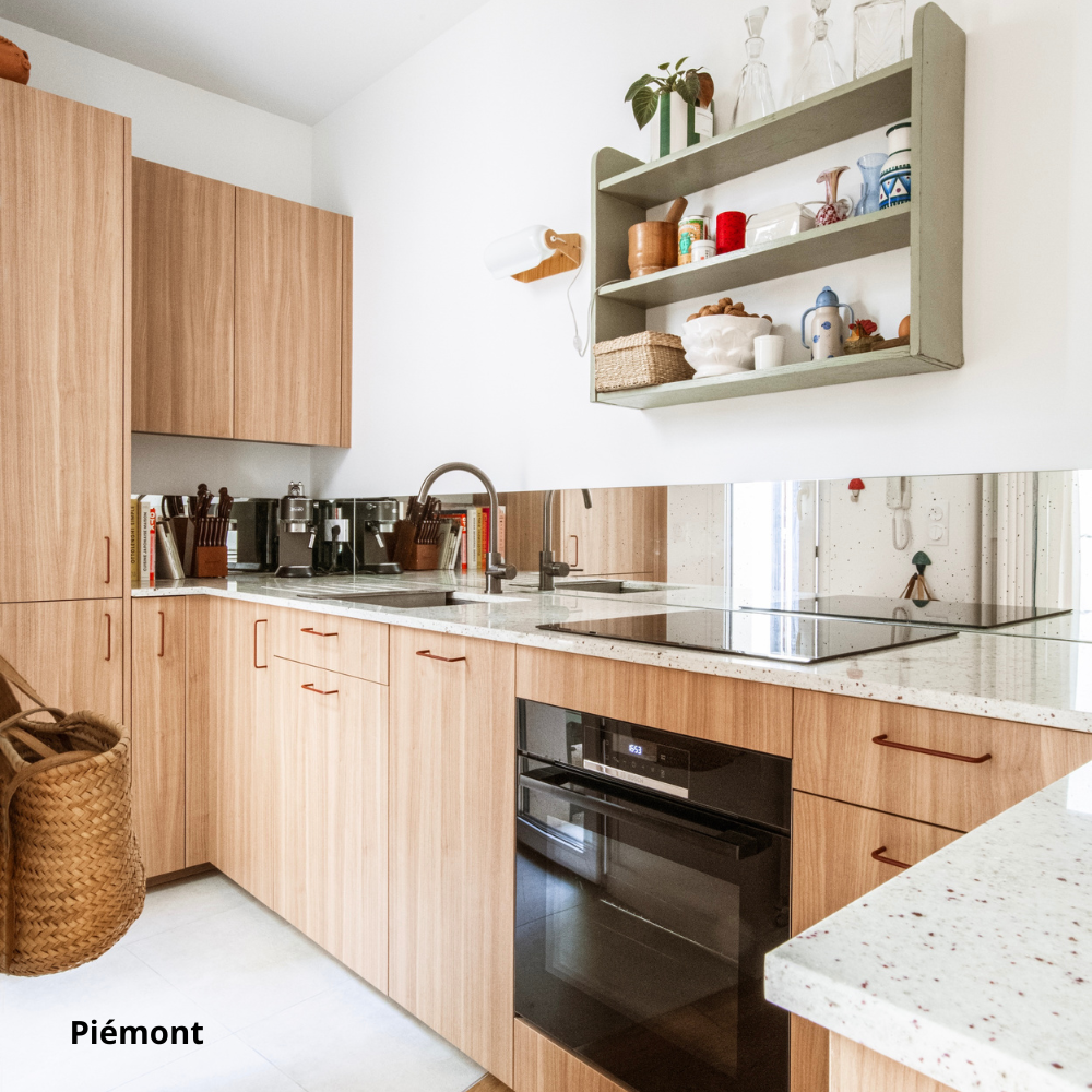Cuisine Ikea Metod aux façades Studio Couleur noyer clair coloris "Piémont", crédence en miroir piqué et poignées de meubles en U coloris rouge brun.