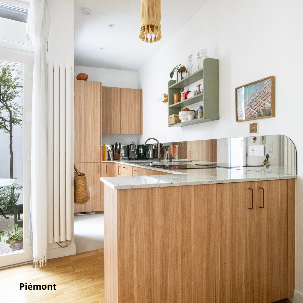 Cuisine Ikea Metod aux façades Studio Couleur noyer clair coloris "Piémont", crédence en miroir piqué et poignées de meubles en U coloris rouge brun.
