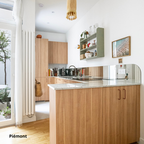 Cuisine Ikea Metod aux façades Studio Couleur noyer clair coloris "Piémont", crédence en miroir piqué et poignées de meubles en U coloris rouge brun.