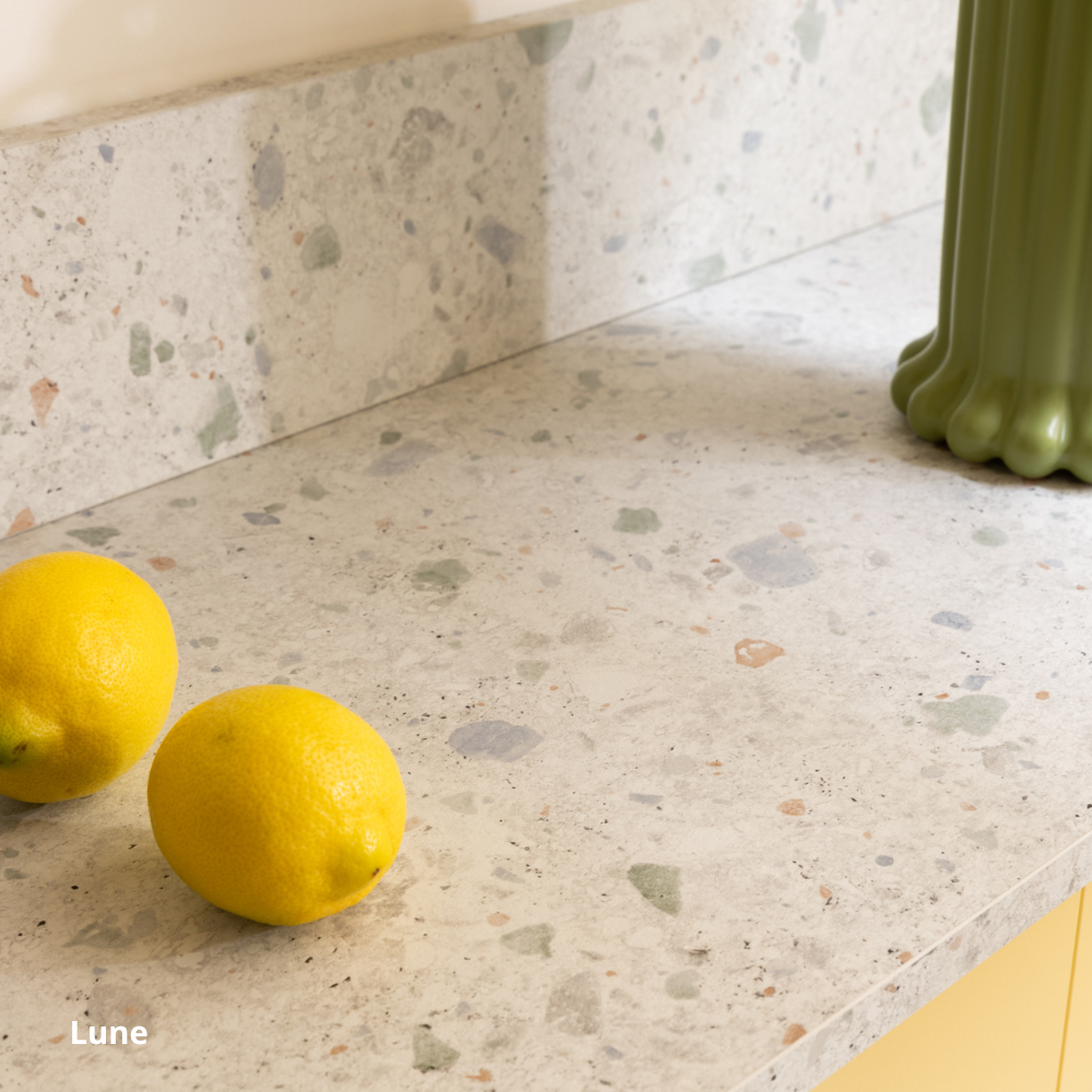 Plan de travail de cuisine et crédence aspect Terrazzo coloris Lune Studio Couleur
