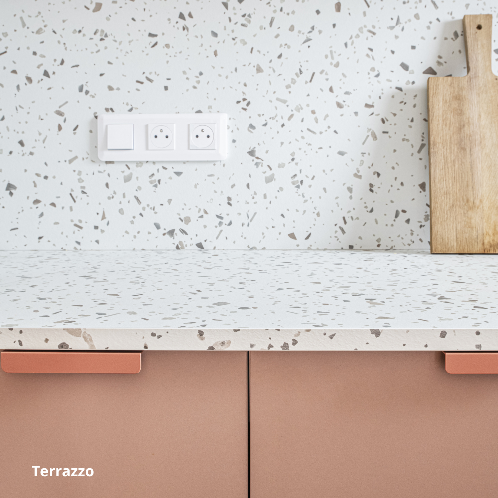 Plan de travail aspect Terrasso, et portes de cuisine beige rosé coloris "Nude" Studio Couleur. Caissons  Ikea Metod.