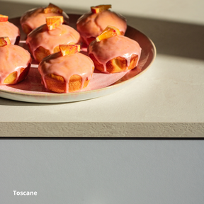 Plan de travail de cuisine aspect marbre et porte bleue