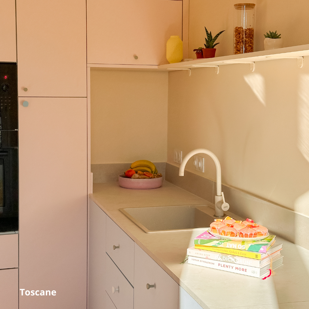 Plan de travail aspect marbre dans une cuisine avec caissons Ikea Metod, portes bleues et roses