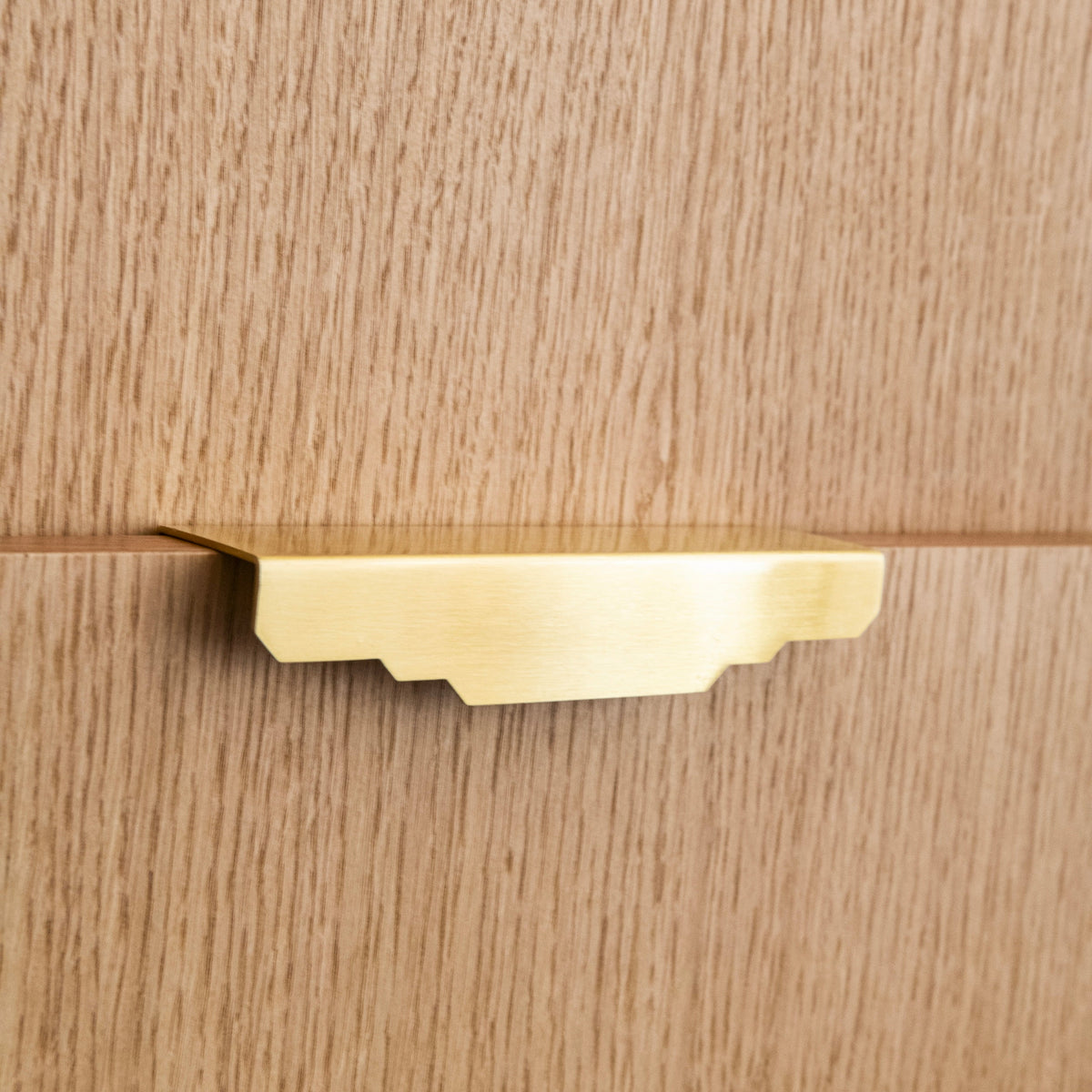 Poignée de tirage design Joséphine en laiton massif style Art Déco pour armoire et meuble, coloris Laiton brossé.