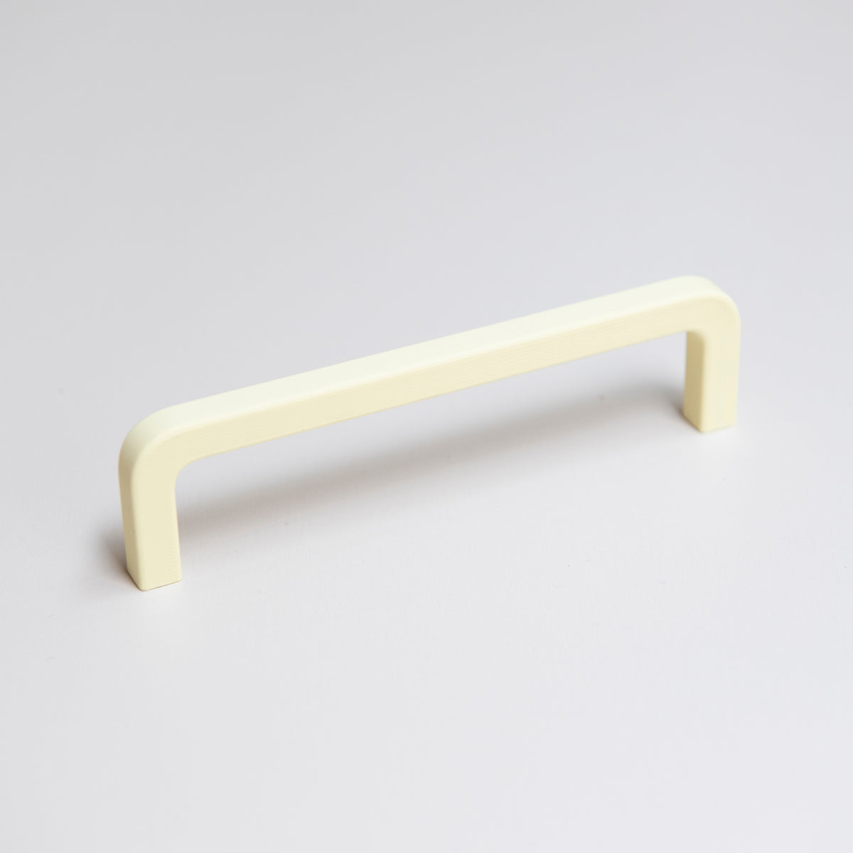 Poignée de meuble jaune clair créée en collaboration par Polycoco et Studio Couleur, en bioplastique éco-responsable