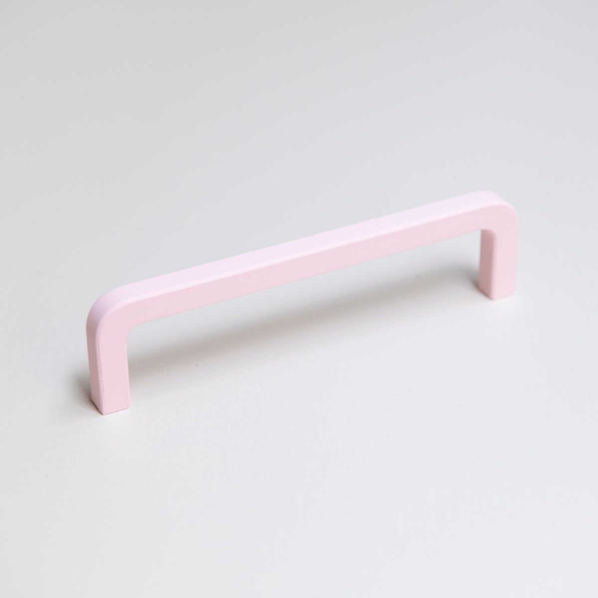 Poignée de meuble rose pâle créée en collaboration par Polycoco et Studio Couleur, en bioplastique éco-responsable