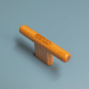 Poignée de meuble en T (style T-Bar), 8cm de longueur, en chêne clair FSC 100%, avec 1 seul point de fixation