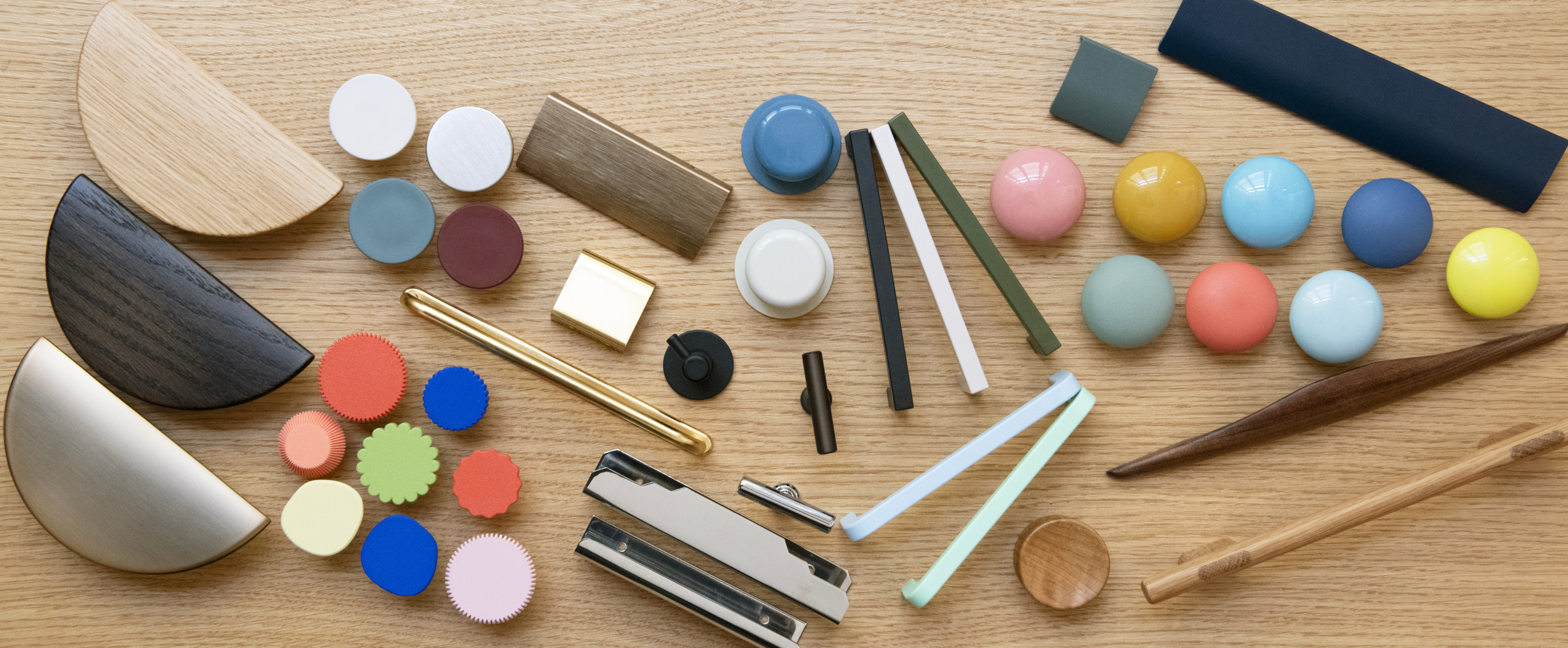 Poignées colorées, bois, métal, dorées, argentées et matériaux recyclés Studio Couleur pour meubles de cuisines et armoires.