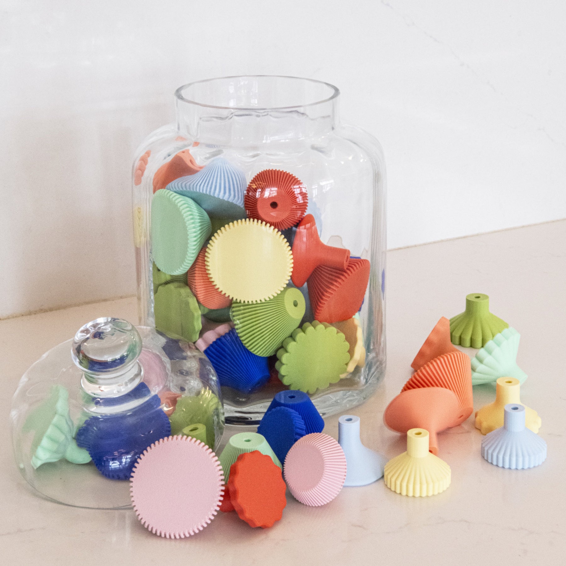 Poignées créées en collaboration par Polycoco x Studio Couleur dans 8 coloris, en bioplastique éco-responsable