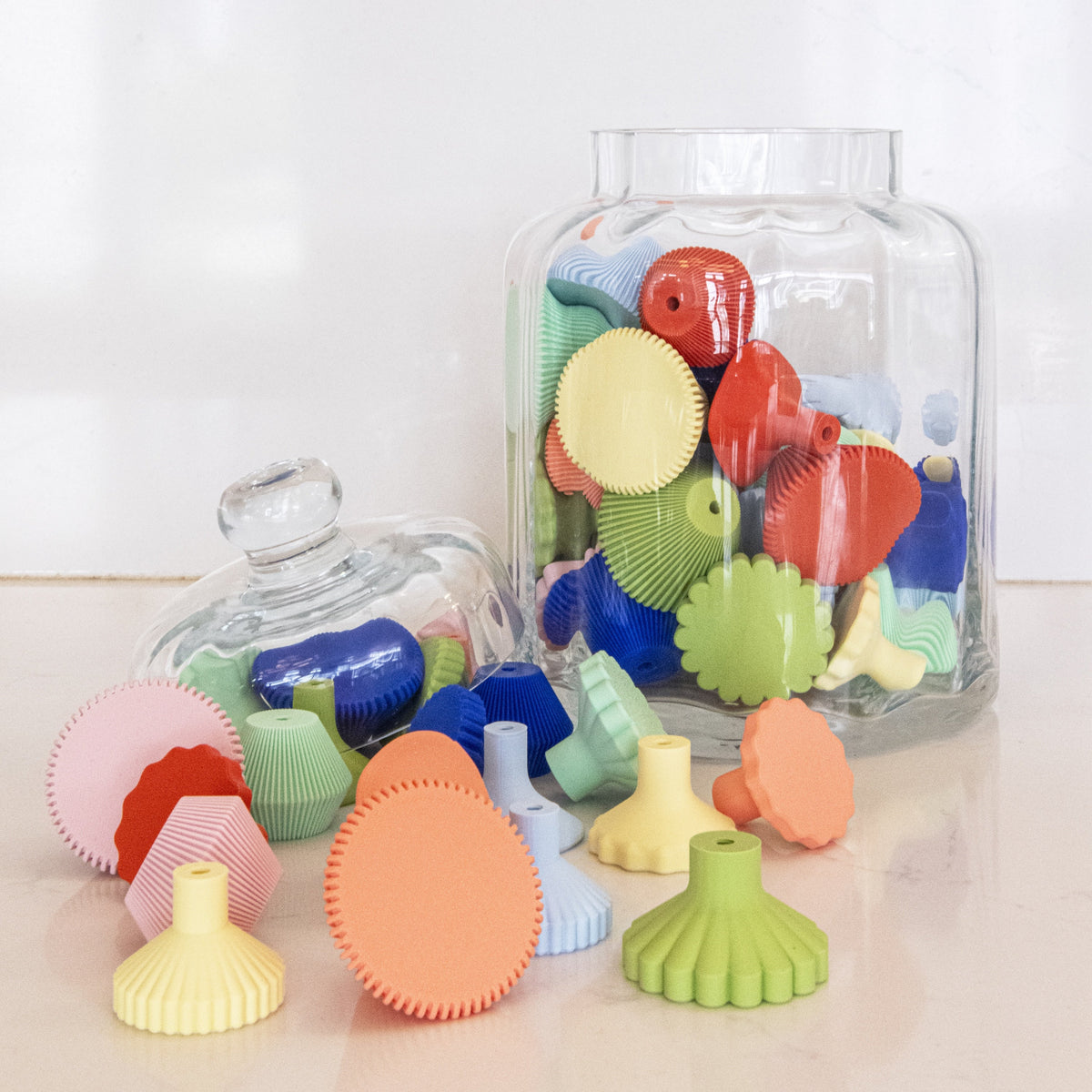 Poignées créées en collaboration par Polycoco x Studio Couleur dans 8 coloris, en bioplastique éco-responsable