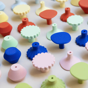 Poignées de meuble créées en collaboration par Polycoco x Studio Couleur dans 8 coloris, en bioplastique éco-responsable