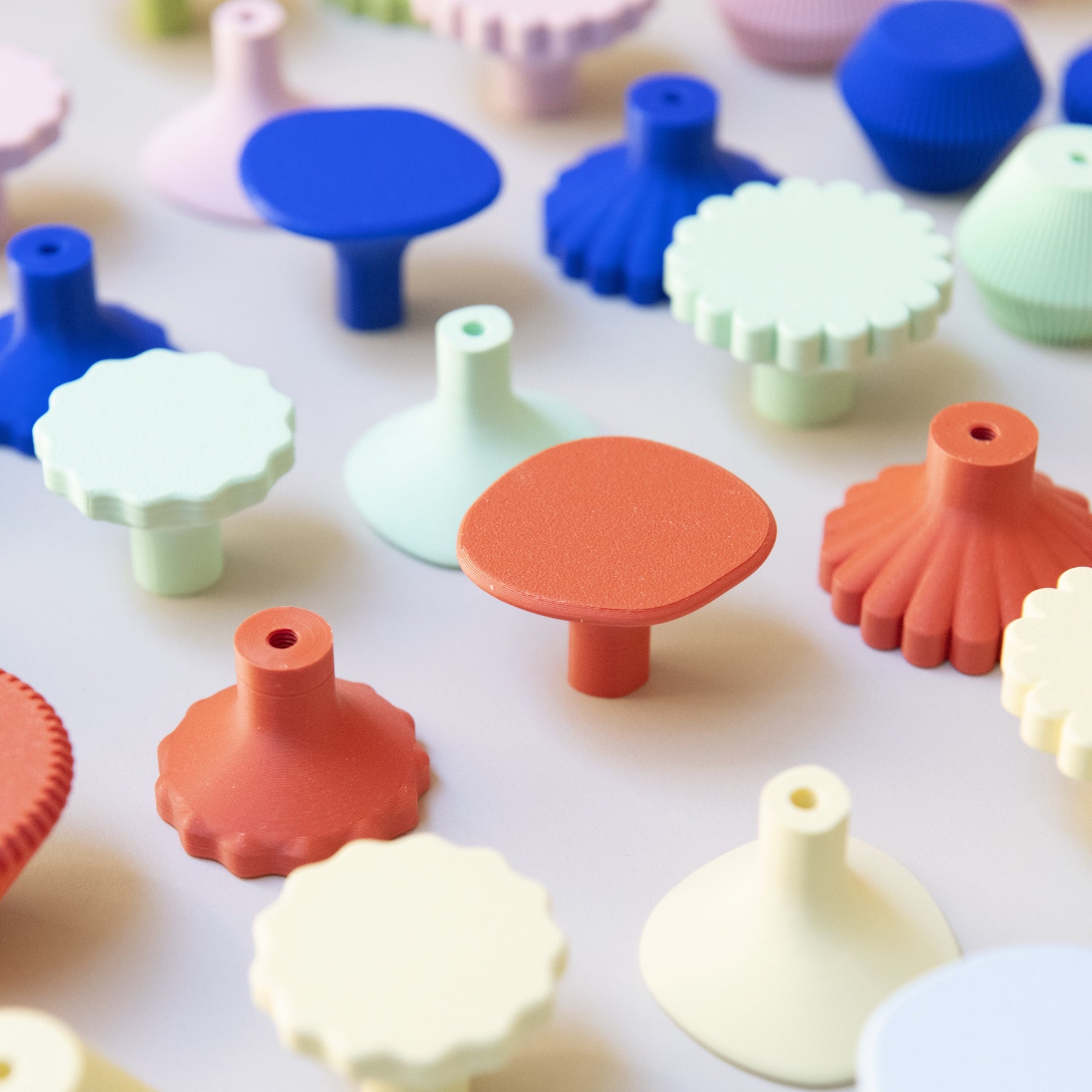 Poignées de meuble créées en collaboration par Polycoco x Studio Couleur dans 8 coloris, en bioplastique éco-responsable