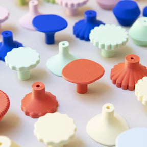 Poignées de meuble créées en collaboration par Polycoco x Studio Couleur dans 8 coloris, en bioplastique éco-responsable