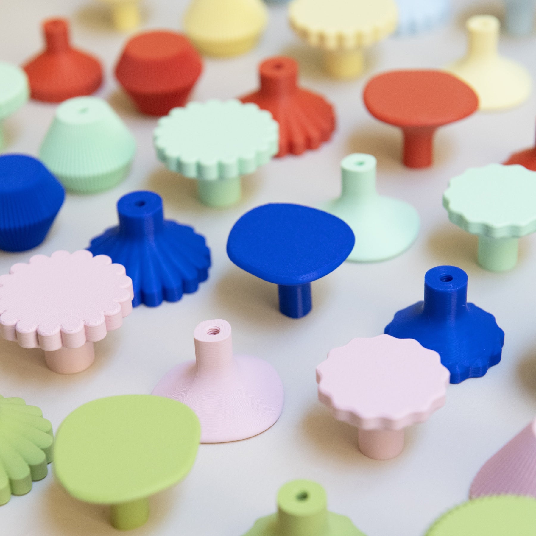 Poignées de meuble créées en collaboration par Polycoco x Studio Couleur dans 8 coloris, en bioplastique éco-responsable