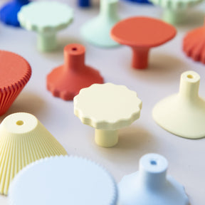 Poignées de meuble créées en collaboration par Polycoco x Studio Couleur dans 8 coloris, en bioplastique éco-responsable
