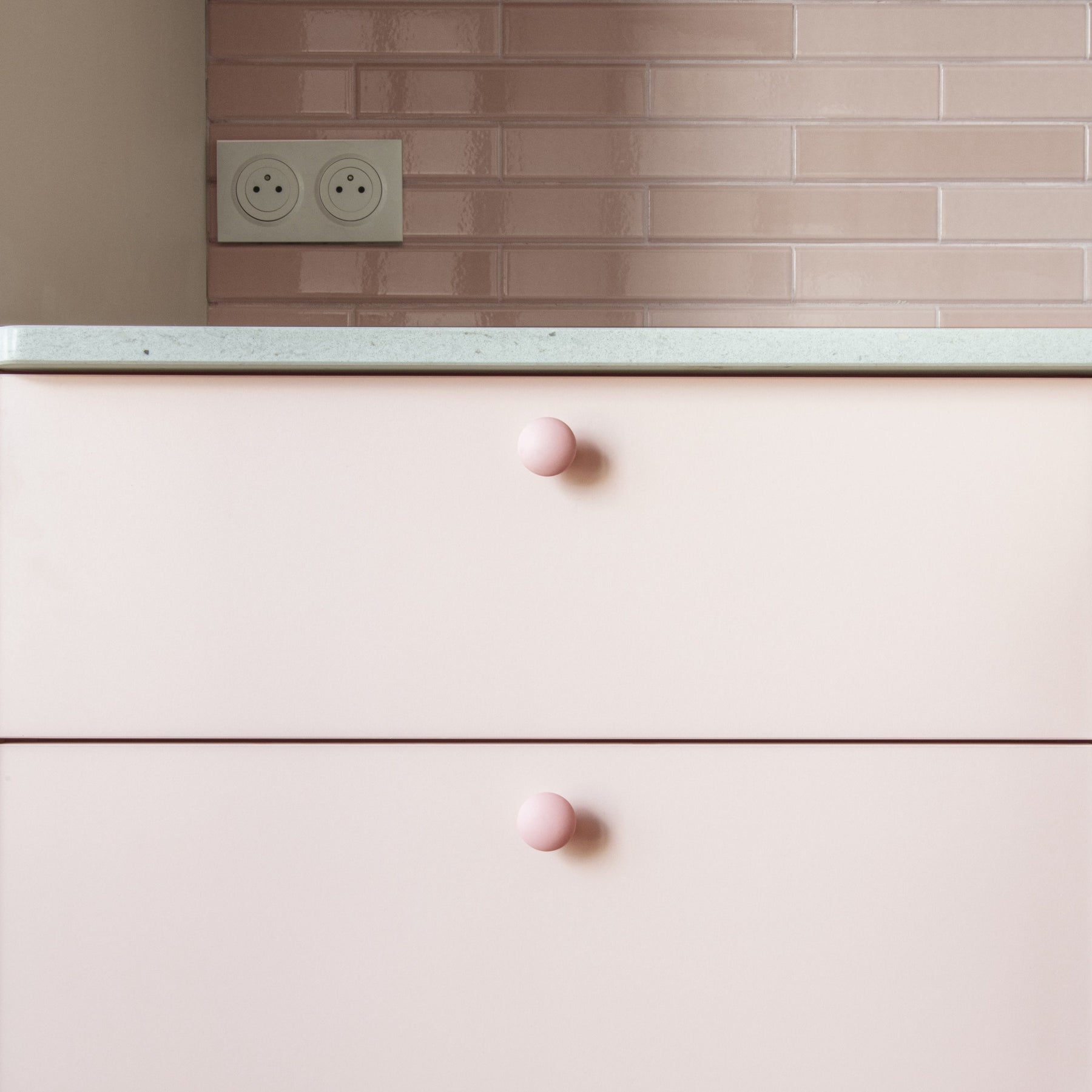 Poignées rose mat pour porte de cuisine