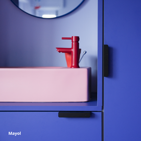 Petit meuble de salle de bain bleu électrique, coloris "Mayol" Studio Couleur, posé sur des caissons Ikea Metod. Poignées barres profilées noires. Vasque rose et mitigeur rouge.
