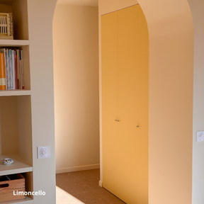 Portes jaunes sur une armoire Ikea Pax