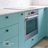 Meubles bas de cuisine Ikea Metod aux tiroirs verts bleutés coloris "Curaçao" Studio Couleur, et poignées rondes vertes.