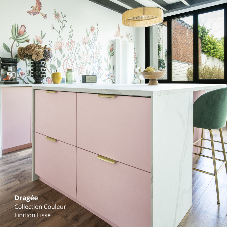 Ilot central de cuisine Ikea Metod aux tiroirs roses coloris "Dragée" Studio Couleur, et poignées dorées.