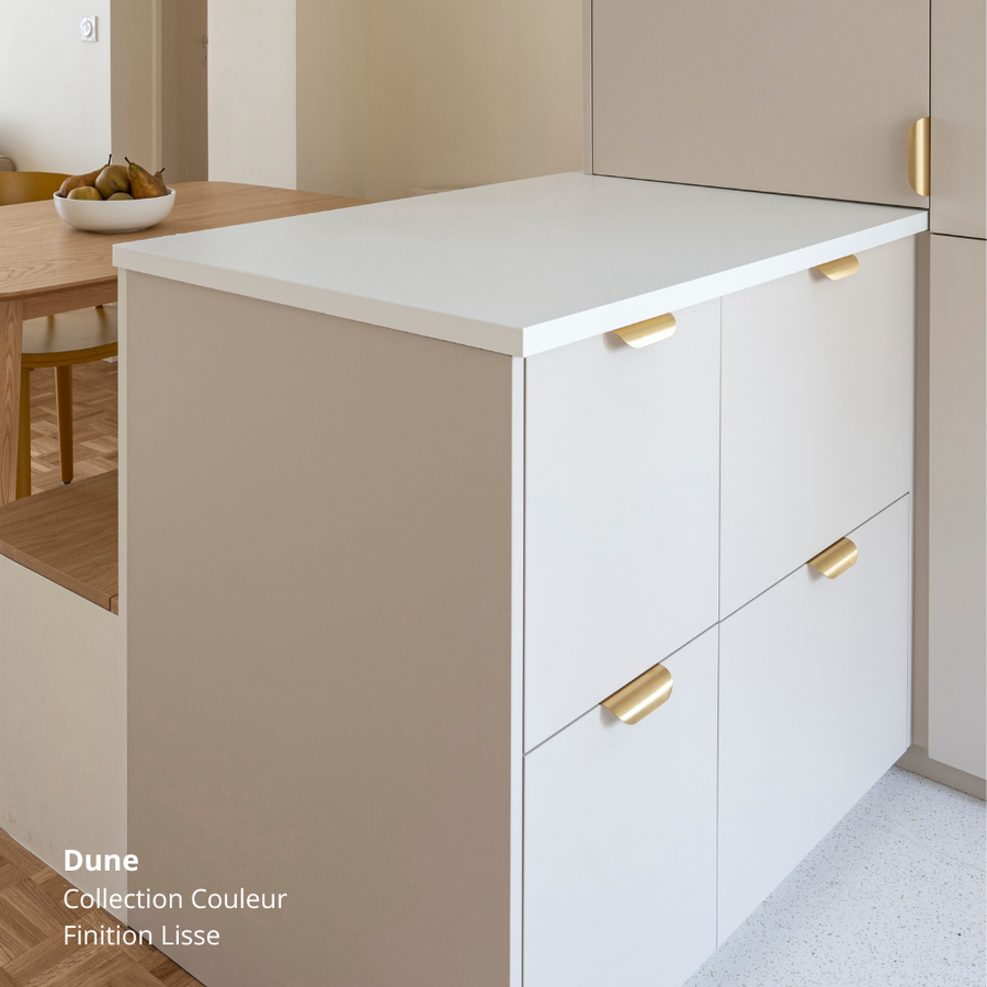 Meubles bas de cuisine Ikea Metod aux tiroirs beiges coloris "Dune" Studio Couleur, et poignées dorées.