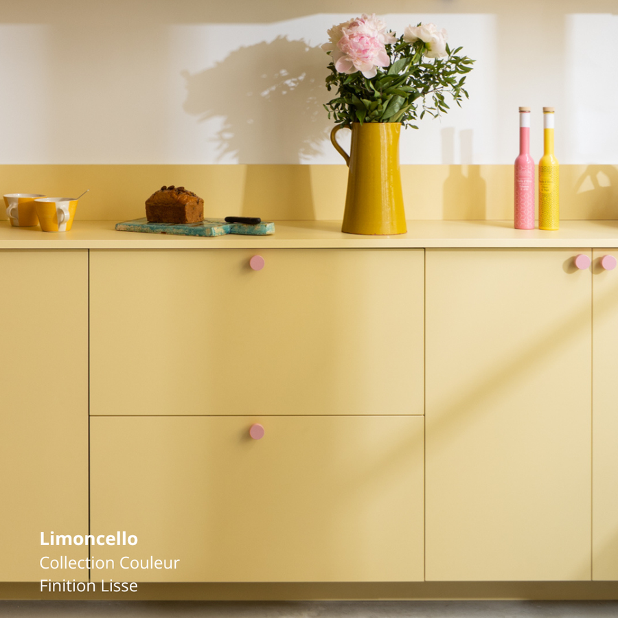 Meubles bas de cuisine Ikea Metod aux tiroirs jaunes coloris "Limoncello" Studio Couleur, et poignées roses.