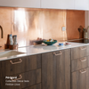 Meubles bas de cuisine Ikea Metod aux tiroirs aspect bois foncé coloris "Périgord" Studio Couleur, et poignées dorées.