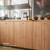 Meubles bas de cuisine Ikea Metod aux tiroirs aspect bois clair coloris "Piémont" Studio Couleur, et poignées en T argentées chromées.