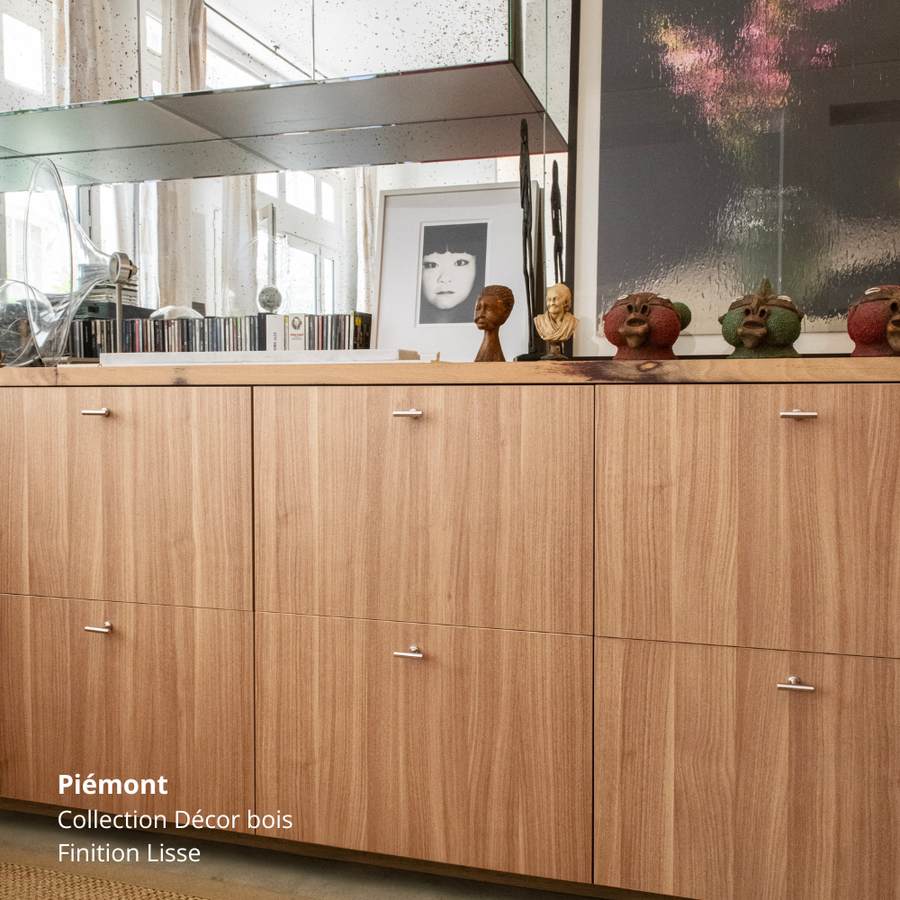 Meubles bas de cuisine Ikea Metod aux tiroirs aspect bois clair coloris "Piémont" Studio Couleur, et poignées en T argentées chromées.