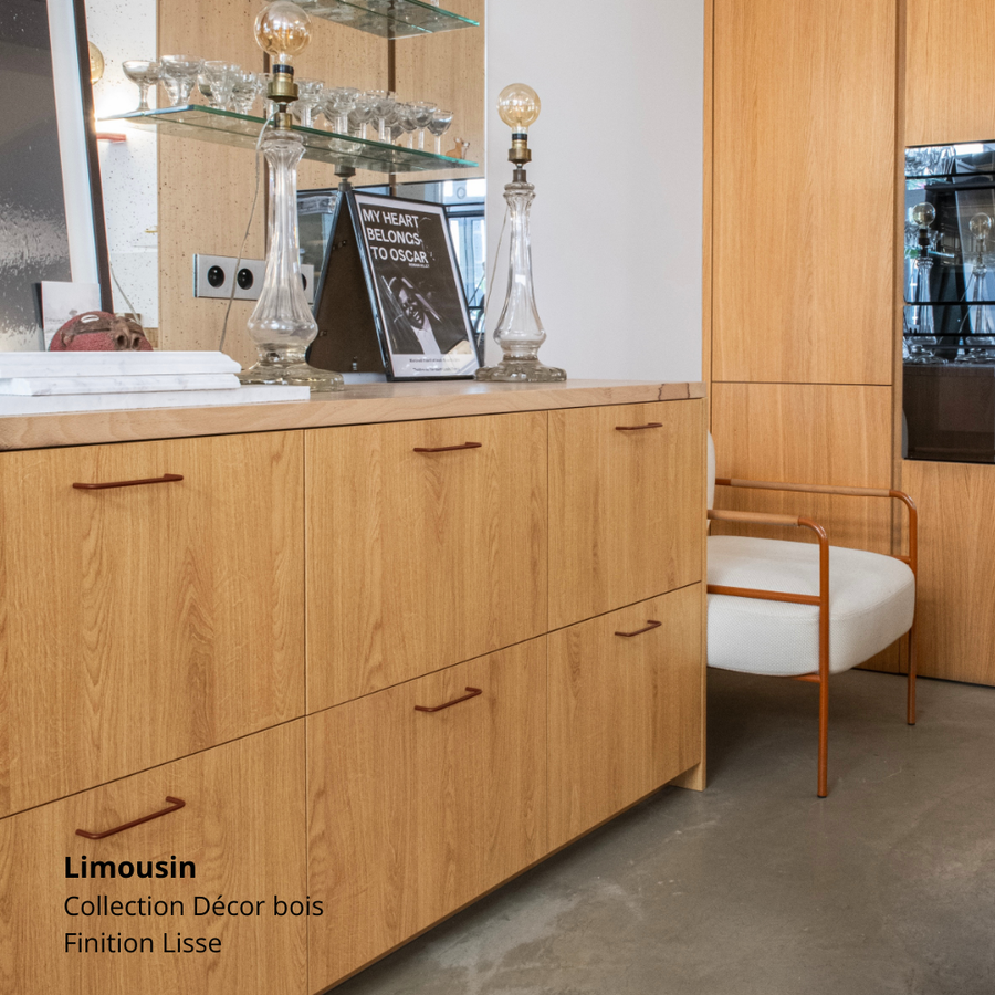 Meubles bas de cuisine Ikea Metod aux tiroirs aspect bois clair coloris "Limousin" Studio Couleur, et poignées rouge brun.