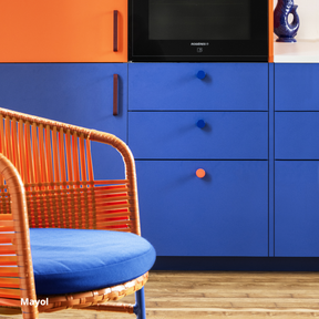 Façades de tiroirs de cuisine Ikea Metod bleu roi, poignées bleues et orange