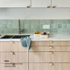 Meubles bas de cuisine Ikea Metod aux tiroirs aspect bois clair coloris "Oslo" Studio Couleur, et poignées dorées.