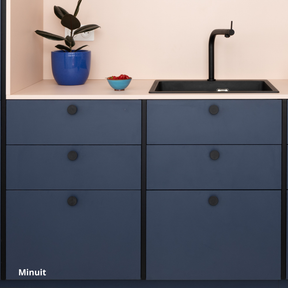 Cuisine aux tiroirs bas bleu marine, plan de travail et crédence rose, caissons Ikea Metod