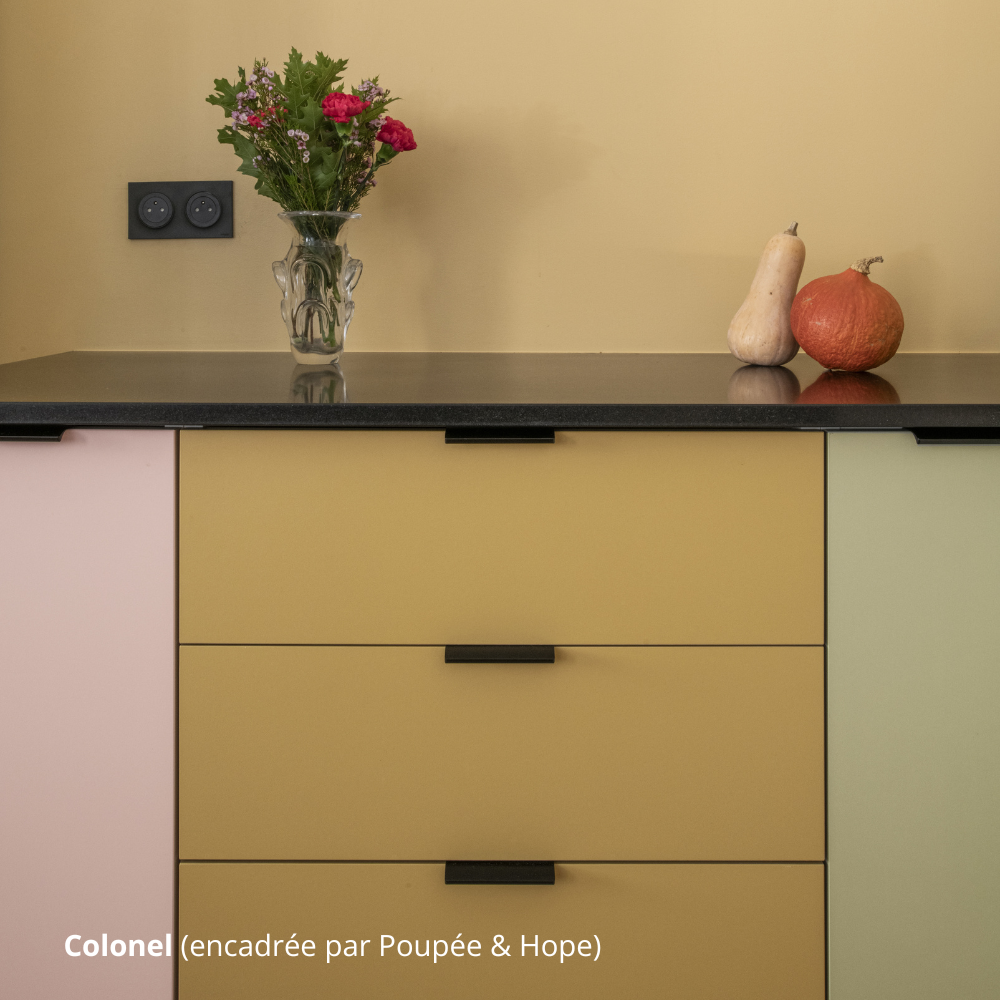 Façaces de tiroirs de cuisine coloris jaune moutarde, et plan de travail noir