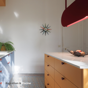 Ilot central de cuisine avec tiroirs jaunes-orangés coloris "Rajasthan" Studio Couleur, posés sur des caissons Ikea Metod. Plan de travail blanc.