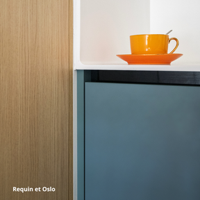 Focus sur des façades de cuisine bleu gris et aspect bois clair, et plan de travail blanc