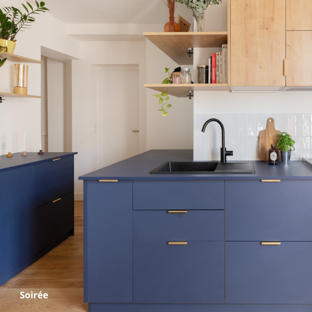 Façade bleue marine de cuisine Ikea metod